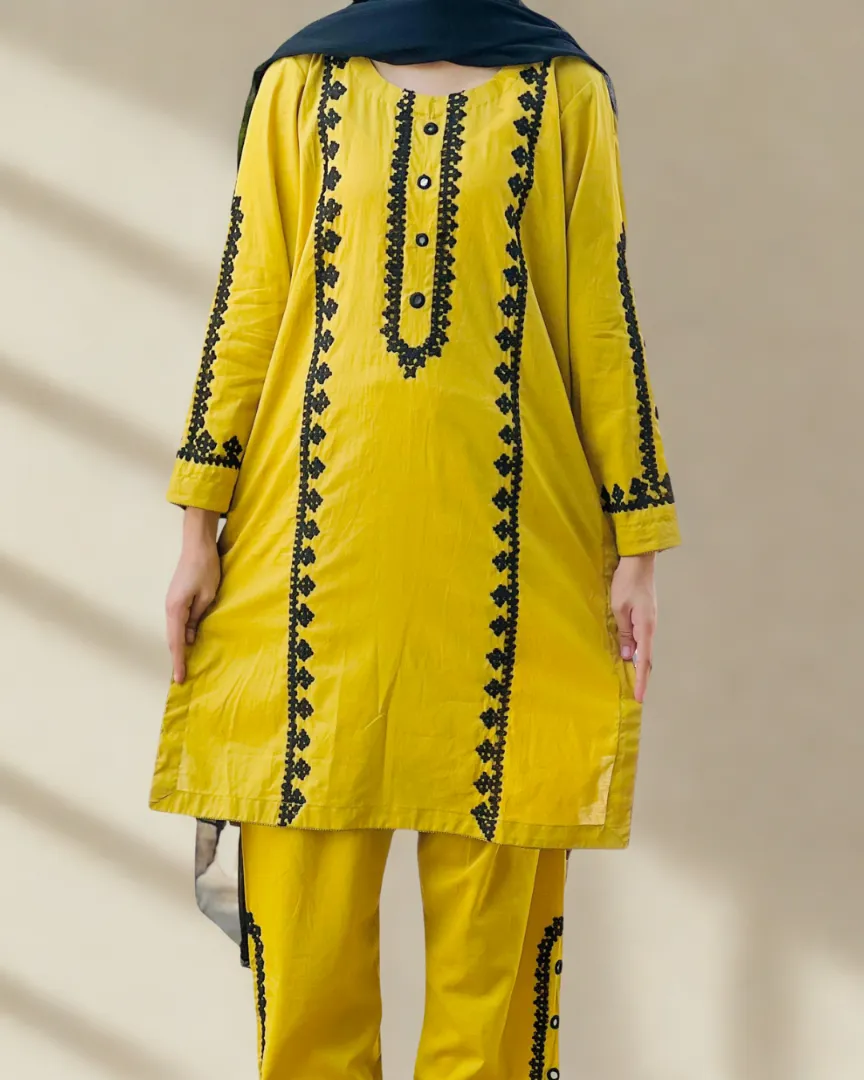 Musturd 3 piece dress - Image 2