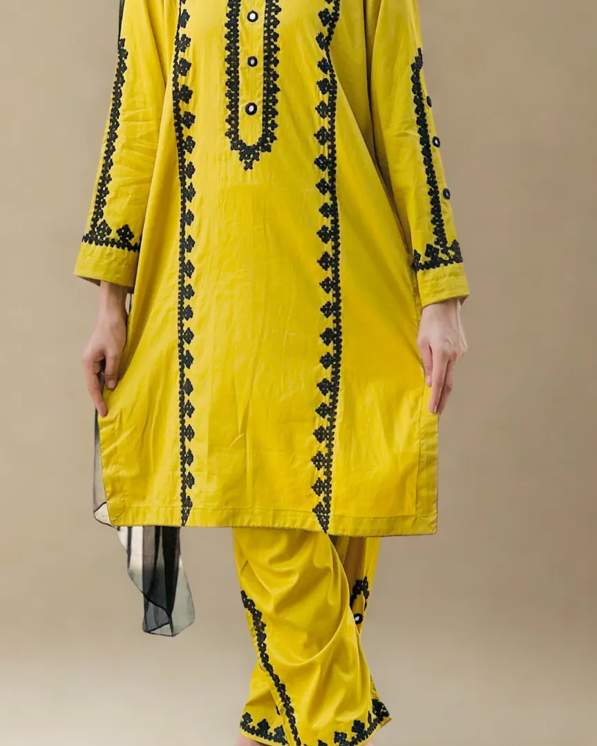 Musturd 3 piece dress - Image 3